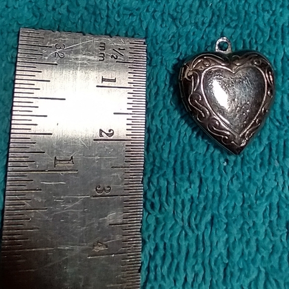 Silvertone Decorative Heart Locket Pendant vintage - Picture 4 of 4